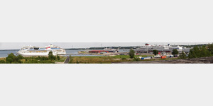Hafen von Tallinn  das im Bild linke Hafenbecken ist den Kreuzfahrtschiffen vorbehalten. Hier hat gerade die Aida angelegt. Im mittleren und rechten Hafenbecken ankern die Fhrschiffe nach Helsinki und Stockholm. 