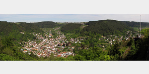 Schramberg - Blick auf Schramberg im Tal der Schiltach von der Burgruine Hohenschramberg aus gesehen. Seit 1972 ist Schramberg eine Groe Kreisstadt und mit ca. 8.000 Einwohnern zweitgrte Stadt im Landkreis Rottweil.