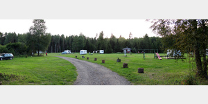 Campingplatz Vsu - Stellflche 1 mit angrenzendem Spielplatz und darum herum auch die Htten mit Sauna, Kche und Aufenthaltsraum.