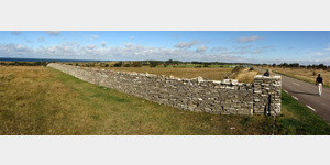 Die Karl X Gustafs Mur ist eine im Jahre 1653 errichtete fnf Kilometer lange Mauer aus geschichteten Kalksteinen, die quer durch Sdland vom Kalmarsund bis zur Ostsee reicht und die Flucht des Rotwildes vom Knigsgut Ottenby verhindern sollte. 