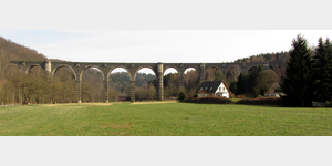 Der 328 Meter lange Hetzdorfer Viadukt aus Richtung Hetzdorf aufgenommen. In der Mitte die 4 groen Bgen mit 22,66 m lichter Weite. Daneben 2 (links) bzw. 5 Bgen (rechts) mit 16,99 m lichter Weite, denen sich noch je 3 kleinere Bgen anschlieen.