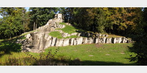 Schlosspark Tangerhtte - Knstlicher Fels mit Wasserfall (im Sommer), Parkstrae 4, 39517 Tangerhtte, Deutschland