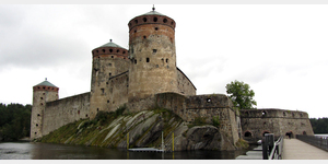 Burg Olavinlinna  die auf einer Insel errichtete Burg aus dem 15. Jahrhundert ist heute ber eine Pontonbrcke (rechts) erreichbar, die im Bedarfsfalle (bei Schiffsdurchfahrt) mit Eigenantrieb geffnet wird.