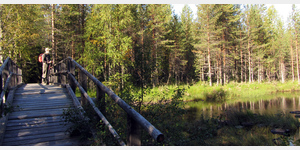 Wanderung nach Vrikallio  die Querung des Somerjoki , Abfluss der Seen Somer und Ala-lkky, erfolgt ber eine Bogenbrcke aus Holzbohlen.