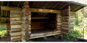 Wanderung nach Vrikallio - am Ende des Sees Ala lkky wird eine erste Schutzhtte erreicht. Grill- und Feuerstelle sind vorhanden und mit den an der Htte bereitgestellten Werkzeugen lsst sich herumliegendes Holz gut aufbereiten.