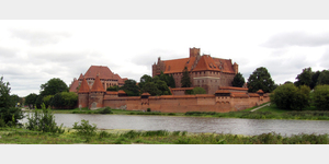 Die Marienburg  eine Ordensburg aus dem 13./14. Jahrhundert mit vielseitiger Geschichte ist der grte Backsteinbau Europas. 1997 wurde sie in die Liste des UNESCO-Weltkulturerbes aufgenommen und ist heute eine vielbesuchte Museumsburg. 