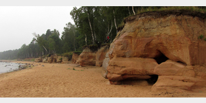 Veczemju klintis  -  rote Sandsteinfelsen werden von den Meereswellen ausgewaschen, dass sich Buchten, Nischen und begehbare Hhlen bilden.  ber den Felsen befinden sich gut besuchte Picknickpltze mit Feuer- und Grillstellen.