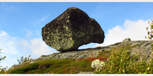 Beim Aufstieg auf das Plateau des Laxfjllet wird man von diesem schon von weiten sichtbaren Stein begrt. Er flt Ehrfurcht ein und sieht gefhrlich aus  aber auch die grte Kraftanstrengung bringt ihn nicht aus seinem Gleichgewicht.