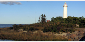 Blick von der Nordspitze lands auf die vorgelagerte Insel Lilla Grundet mit dem 32 Meter hohen Leuchtturm Lnge Erik. Whrend bis zum Jahre 1976 hier noch zwei Leuchtturmwrter ihren Dienst taten, luft nun alles vollautomatisch.