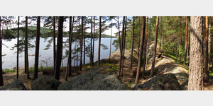 Wandern im Tivedens Nationalpark. Der Wanderweg entlang des Sees Stora trehrningen (im Bild markiert mit orangenen Ringen an den Bumen) verluft oft ber Felsen und ist ohne diese Markierungen stellenweise kaum als solcher zu erkennen.