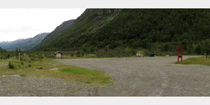 Wanderparkplatz Kfjorddalen  Blick vom hinteren Teil des Platzes Richtung der Einfahrt und nach links in den unteren Teil des Kfjorddalen. Auf den Infotafeln links werden gleich mehrere Wandervorschlge zur Erkundung des Tales gemacht.