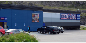 Am Eingang von Honningsvg wurde inzwischen ein groer, auch abends geffneter Rema-1000-Supermarkt errichtet. Der Parkplatz ist direkt von dem nach Honningsvg hineinfhrenden Nordkappveien erreichbar.