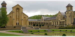 Die Abtei Orval  Blick ber den fr Besucher nicht zugnglichen Innenhof des Klosters zu den ab 1926 gebauten neuen Gebuden, die auf den Grundmauern des aus dem 18. Jahrhundert stammenden abgebrannten Klosters errichtet wurden.