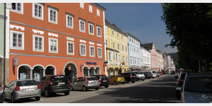 Aschach an der Donau  Straenfront am Kurzwernhartplatz, einem nach der Donau offenen Platz, der nach dem Apotheker, zeitweiligem Brgermeister und Ehrenbrger von Aschach Theodor Kurzwernhart benannt wurde.