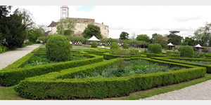 Der nach Vorbild alter Renaissancegrten gestaltete Garten der Schallaburg wurde erst 1973/74 in seiner heutigen Form angelegt und beinhaltet neben Ziergehlzen, Krutern und historischen Rosensorten  eine von der Jahreszeit abhngige Blumenbracht.