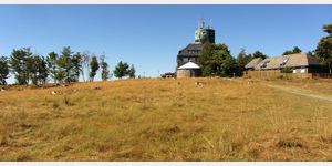 Der Kahle Asten ist mit knapp 842 Meter . NHN der dritthchste Berg im Rothaargebirge, aber der einzige, der auf asphaltierter Strae auch mit Fahrzeug erreichbar ist. Das Bild zeigt vom Parkplatz aus den Gipfel mit Berggasthof, Hotel und Aussichtsturm.