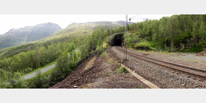 Der Fjelheijmtunnelen der Erzbahn Kiruna - Narvik ber dem Rombaksbotn ist fr Eisenbahnfans auch zu Fu erreichbar. Von einem kleinen Parkplatz am Fue einer gesperrten Schotterstrae steigt man  2,5 km den Berg hinauf und trifft dort auf die Bahnlinie.
