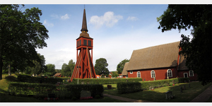 Die mit Holzschindeln gedeckte Kirche von Ulrika aus dem Jahre 1737 mit dem daneben stehenden hlzernen Glockenturm wurde von den Bauern und Handwerkern des kleinen Ortes in Eigenleistungen errichtet, um endlich eine eigene Kirche zu haben.