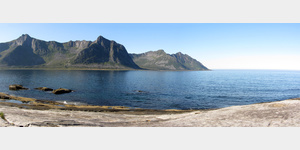 Auf der Insel Senja, Blick von der Inselspitze Tungeneset, die man ber die Strae 862 erreicht, ber den Ersfjorden nach Westen zur Nachbarspitze der zerklfteten Insel mit den bis 635 Meter hohen Bergen des Husfjellet.