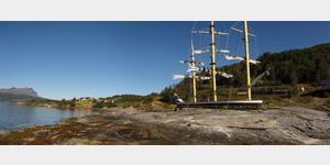 Morgans skip, das wahrscheinlich grte Holzkunstwerk der Welt, symbolisiert die gestrandete Oxford des berchtigten Piraten der Karibik Henry Morgan und ist ein Geschenk des schwedischen Knstlers rnermark an die Bewohner von Gratangen in Norwegen.