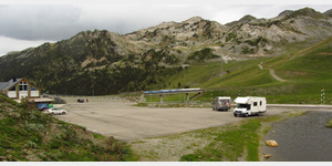 Am Pass Port de la Bonaigua. Das Bild zeigt die asphaltierte Parkflche etwa dreihundert Meter unterhalb des Passes. Es ist der Parkplatz fr die Skiliftstation, der im Sommer aber nur von wenigen Fahrzeugen genutzt wird.