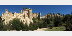 Die Geschtzten Mdchen von Ille-sur-Tet sind Sandsteinsulen, die durch eine harte Gesteinslinse im oberen Bereich vor Erosion weitgehend geschtzt sind. So entstehen die auch Orgeln genannten Sulen in dem unter Schutz gestellten Naturdenkmal.