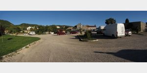 bersicht ber den Parkplatz am Ortsrand von Sainte-Eulalie-de-Ceron. Die rechten Stellflchen sind ziemlich schrg. In der hinteren Bildmitte hinter dem roten Auto ist das Toilettenhuschen und rechts daneben die V/E-Stelle.