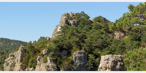 Blick von der Wendeschleife der Minibahn auf einen der zwei hochgelegenen Aussichtspunkte am Hauptwanderweg des Naturparks  Montpellier-le-Vieux, von wo sich ein sehr schner Blick in den 400 Meter tiefen Canyon der Dourbie ergibt.
