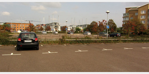 Lomma, Parkplatz am Yachthafen, Blick ber den aus mehreren Abteilungen bestehenden Parkplatz nach Norden, Richtung Einfahrt zum Platz.