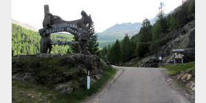 Das Eingangsportal an der Zufahrtsstrae zum Gelnde des Weibrunnsees.