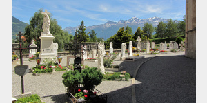 Glurns; Blick von dem auf einer Anhhe liegenden sehr gepflegten Friedhof an der St. Pankratius-Kirche vorbei in nordstliche Richtung zum Salurnkamm.