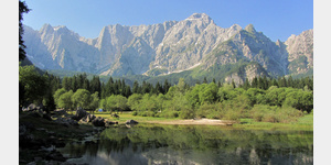 Am Lago di Fusine superiore; ein schner Wanderweg fhrt um den See herum, links hinter den Steinen der Parkplatz, im Hintergrund die bereits zu Slowenien gehrende Mangart-Kette.