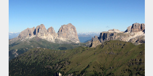 Blick vom Rifugio Capanna oberhalb der Gondelendstation nach Nordwesten zum Seller Joch. Links der Lang- und  Zahnkofel, rechts der ebenfalls ca. 3000 Meter hohe Sasso Pordoi.