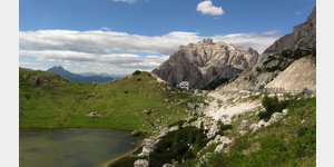 Blick vom Passo di Valparola zum gleichnamigen Rifugio. Links unten der Lago di Valparola.