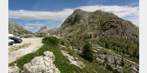 Blick vom Passo di Valparola in Richtung Falzarego-Pass. Mitte links das Gebude des Museums, rechts der 2477 Meter hohe Sass de Stria.