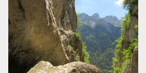 An der Soca-Quelle; Blick vom Felsspalt zurck in das Tal der Soca. Das Stahlseil und die Eisen am linken Hang zeigen den Rckweg an.