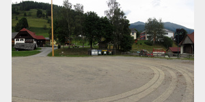 Krakauebene, der Schotterplatz schrg gegenber der Volksschule Krakau mit Blick zur Zufahrt