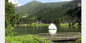 Am Zauchensee; gleich unterhalb des Stellplatzes bietet der See eine abgetrennte Bademglichkeit mit Kletterturm im Wasser.