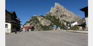 Auf dem Passo Falzarego; rechts hoch fhrt die Strae zu den Stellpltzen am Passo Valparola, 300 Meter links runter ist der Schotterplatz am Falzarego.