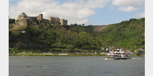 Blick von Sankt Goarshausen ber den Rhein zur Burg Rheinfels, rechts das bereits 1913 in Dienst gestellte Schaufelradschiff Goethe.