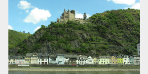 Burg Katz, die Mitte des 14. Jahrhunderts von den Grafen von Katzenbogen erbaute Burg befindet sich heute in japanischem Privatbesitz.