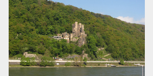 Blick von Assmannshausen ber den Rhein zu der Anfang des 14. Jahrhunderts erbauten Burg Rheinstein, die sich heute in Privatbesitz befindet.