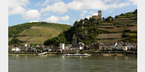 Die Stadt Kaub im oberen Mittelrheintal, mit unter 1000 Einwohnern die kleinste Stadt in Rheinland-Pfalz. Darber die in Privatbesitz befindliche Burg Gutenfels.
