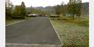 Parkplatz am Ortsausgang von Bad Colberg, Blick vom Platzende zur Einfahrt