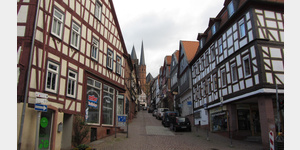 Gelnhausen, Blick in die Schmidtgasse, im Hintergrund die Trme der Marienkirche, dem Wahrzeichen der Stadt aus dem 12. Jahrhundert.