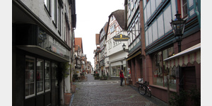Gelnhausen, Blick durch einen Teil der Langgasse mit vielen Gebuden aus dem 16. bis 17. Jahrhundert.