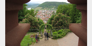Blick vom Kloster Engelberg ber die Engelsstaffeln genannten Treppenstufen hinunter nach Groheubach und den Main.