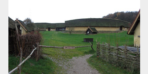 Das rekonstruierte Wikingerdorf Fyrkat  - wie es vor etwa 1000 Jahren zu Zeiten des Wikingerknigs Harald Blauzahn htte aussehen knnen.  
