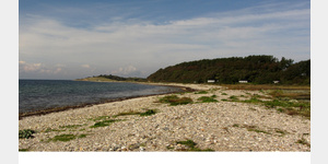 Am steinigen Strand von Korshavn, Blick nach Norden zur Nordspitze Fyns Hoved.