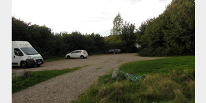 Parkplatz gegenber des Yachthafens auf der Insel Kalv, Blick vom Ende des Platzes Richtung Parkplatzeinfahrt.